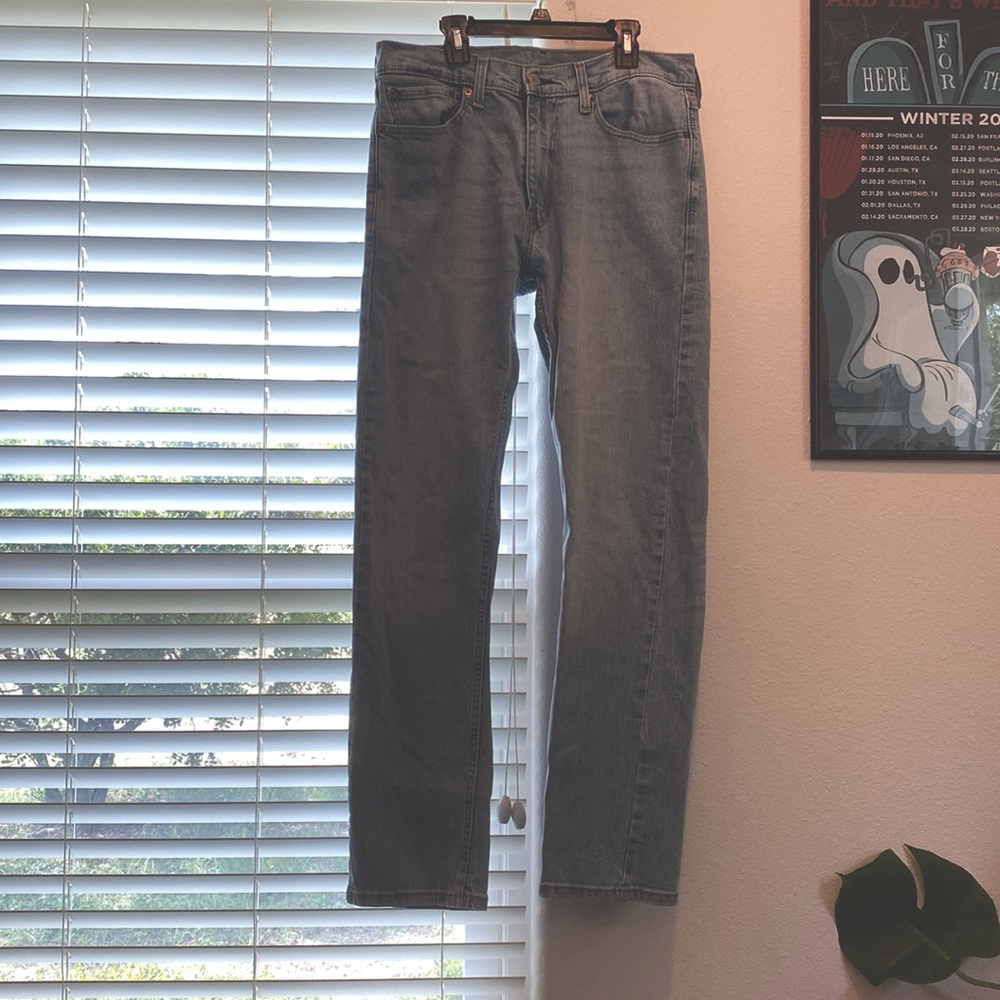 Straight leg light wash Levi jeans!